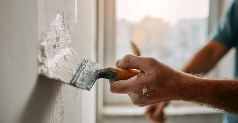Comment préparer un mur avant peinture ? Les erreurs à éviter
